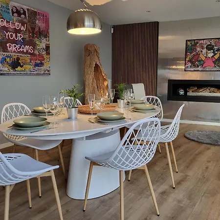 Champagne Pour 6! Villa