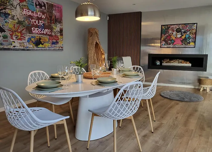 Champagne Pour 6! Villa